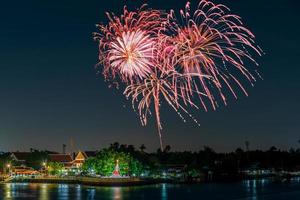 fuochi d'artificio sul fiume nel cielo scuro foto