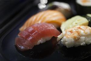 sushi: nigiri en fondo negro foto