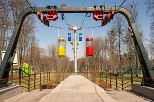 belle cabine della seggiovia sullo sfondo della foresta di pini autunnali foto