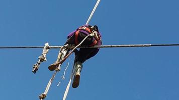 un elettricista esegue riparazioni sopra un'altezza con dispositivi di sicurezza foto