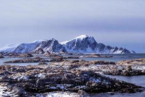 bellissimo paesaggio costiero roccioso ad andenes, in norvegia foto