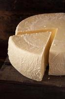 grande rotella di formaggio bianco biologico foto