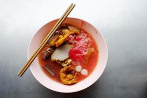 yong tau foo - tagliatella asiatica nella zuppa rossa