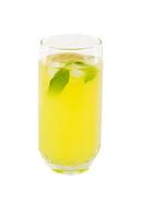 limonata fredda in tazza di vetro