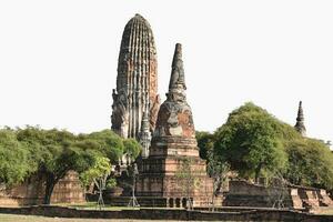 antica pagoda isolata su sfondo bianco. con tracciato di ritaglio. foto