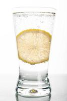 bicchiere d'acqua con fetta di limone