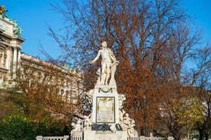 vienna, austria 2021-wolfgang amadeus mozart monumento in marmo foto