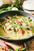 curry di maiale verde, cucina tailandese foto