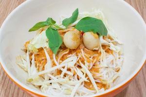 vermicelli di riso tailandese con curry
