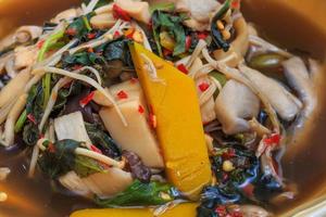 cibo tailandese tradizionale, verdura mista speziata. foto