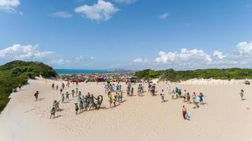 rio grande do norte, brasile, maggio 2019 - auto con buggy nella sabbia foto