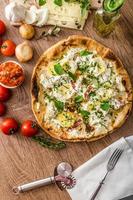 pizza bianca con rosmarino e pancetta foto