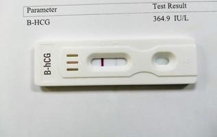 cassetta per test rapido per beta hcg o test di gravidanza isolato con referto medico. foto