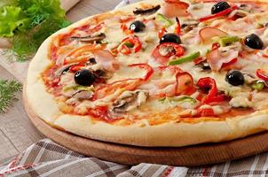 pizza con prosciutto, funghi e olive