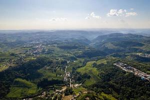 montagne verdi e cielo blu foto