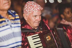 minas gerais, brasile, dic 2019 - spettacolo di danza tradizionale chiamato festa do congo foto