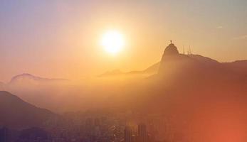 sfondo artistico di rio de janeiro. pan di zucchero, corcovado, cristo redentore e baia di guanabara, rio de janeiro, brasile foto