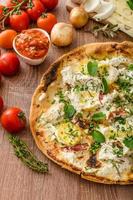 pizza bianca con rosmarino e pancetta foto