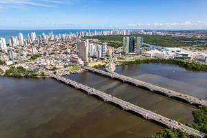 veduta aerea di recife, capitale del pernambuco, brasile. ponte della dama incantata e fiume capibaribe. foto