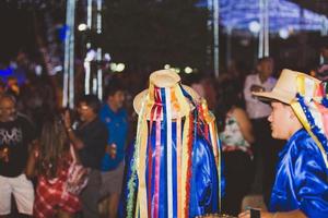 minas gerais, brasile, dic 2019 - spettacolo di danza tradizionale chiamato festa do congo foto