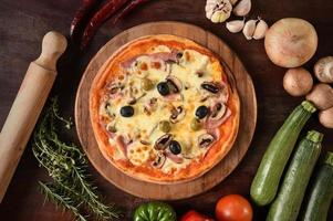 pizza con prosciutto, funghi e olive