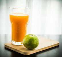 bicchiere di succo d'arancia appena spremuto con arancia foto