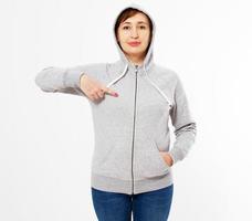 modello di felpa con cappuccio pullover grigio belle donne, donna puntata su felpa con cappuccio grigia, modello per il tuo design, ragazza che indossa felpa con cappuccio grigia vuota su sfondo bianco foto