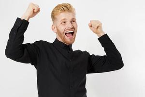 uomo di successo capelli rossi che celebra con le braccia in alto - isolato su bianco foto