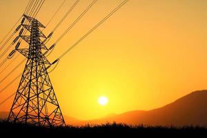 silhouette della struttura delle torri di trasmissione ad alta tensione concetto di distribuzione di energia elettrica rurale foto