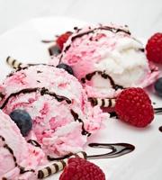 dessert gelato con frutta