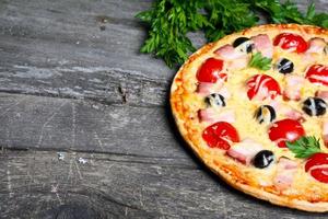 pizza con pancetta, olive e pomodoro