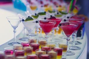linea di diversi cocktail alcolici in occasione di una festa notturna all'aperto