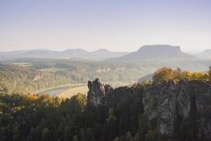 paesaggio autunnale con montagne e ponte bastei foto