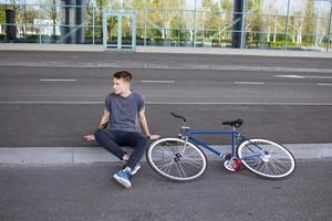 ciclista uomo in sella a una bici retrò sportiva a scatto fisso. foto