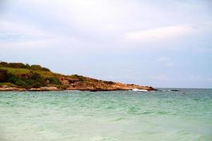 bellissimo mare blu dalle isole similan in tailandia, asia foto