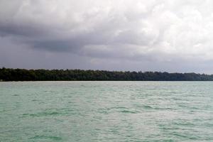 bellissimo mare blu dalle isole similan in tailandia, asia foto