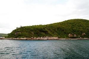 bellissimo mare blu dalle isole similan in tailandia, asia foto