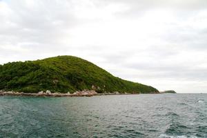 bellissimo mare blu dalle isole similan in tailandia, asia foto