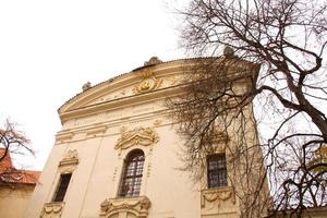 vecchia vista della città di Praga - vecchi edifici foto