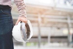 l'immagine dell'ingegnere con il casco di sicurezza. foto