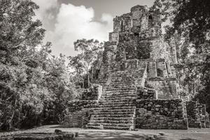 antico sito maya con rovine di templi piramidi manufatti muyil messico. foto