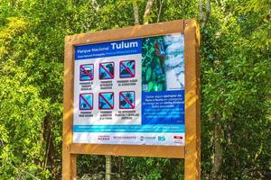 tulum quintana roo mexico 2022 informazioni sul parco nazionale di tulum ingresso benvenuto sing board in messico. foto