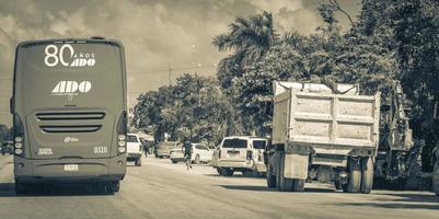 tulum quintana roo mexico 2022 camion autocarri con cassone ribaltabile e altri veicoli industriali a tulum mexico. foto