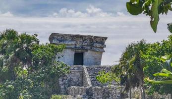 antiche rovine di tulum sito maya tempio piramidi manufatti vista sul mare messico. foto