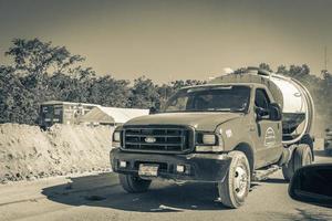 tulum quintana roo mexico 2022 camion autocarri con cassone ribaltabile e altri veicoli industriali a tulum mexico. foto