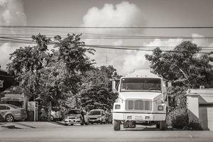 tulum quintana roo mexico 2022 camion autocarri con cassone ribaltabile e altri veicoli industriali a tulum mexico. foto