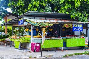 koh samui surat thani thailandia 2018 mercati di strada negozi ristoranti auto persone koh samui thailandia. foto