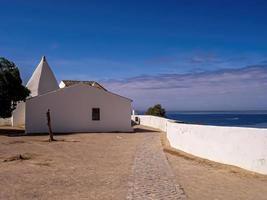 casa bianca con lo sfondo del mare foto