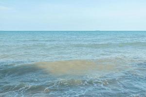 la spiaggia di pattaya, in Thailandia, accoglie i turisti. foto