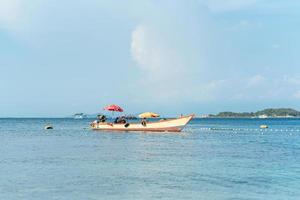 turisti che si godono il mare e cieli limpidi a koh larn, pattaya, thailandia. foto